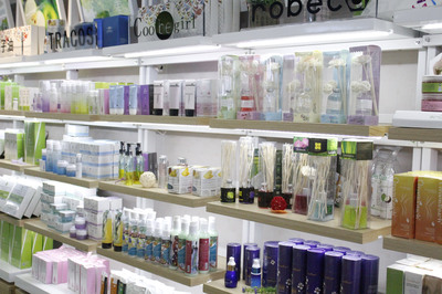 加盟時(shí)尚女孩化妝品店 一份入門指南與前景分析